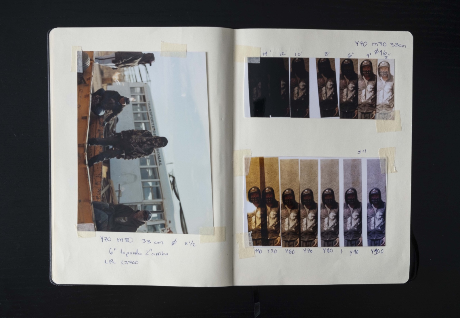 Colour and exposure test strips arranged in an RA-4 hand-printing notebook